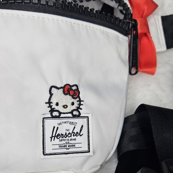 HELLO KITTY Herschel FannyPack - Picture 8 of 8